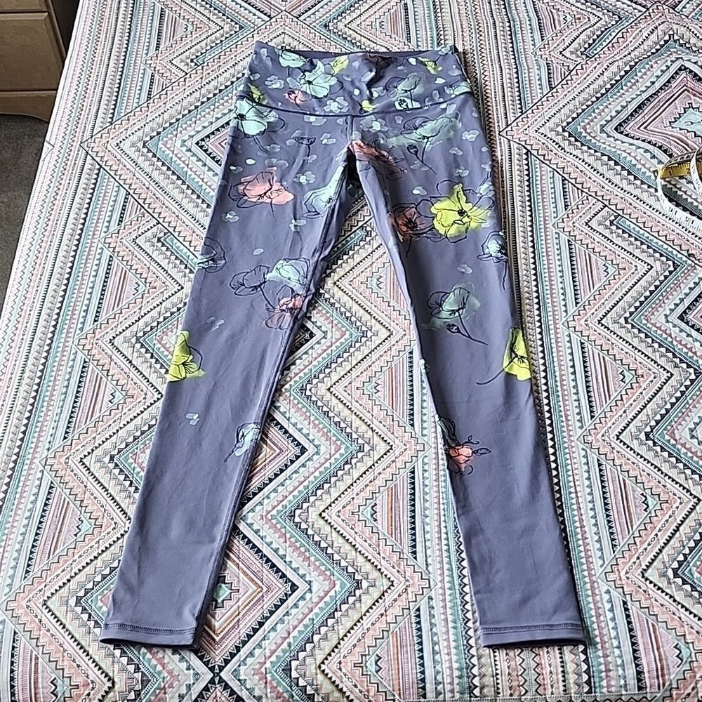 Victoria’s Secret Knockout Leggings Gray Floral 